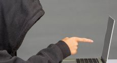 آیا رسواکردن آدم‌ها در فضای مجازی راه درستی برای مبارزۀ اخلاقی است؟